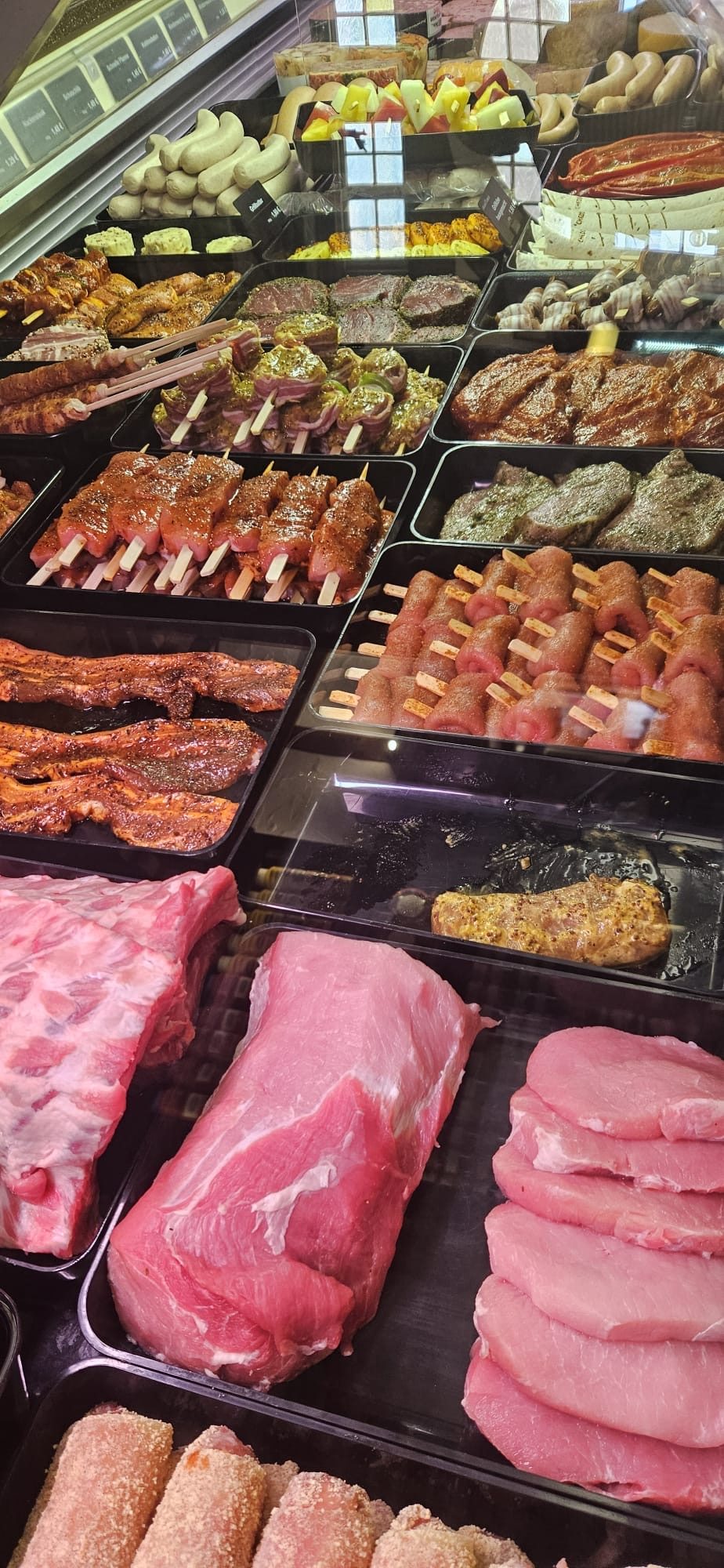 Fleisch- und Wurstauswahl in der Verkaufstheke von Gröne