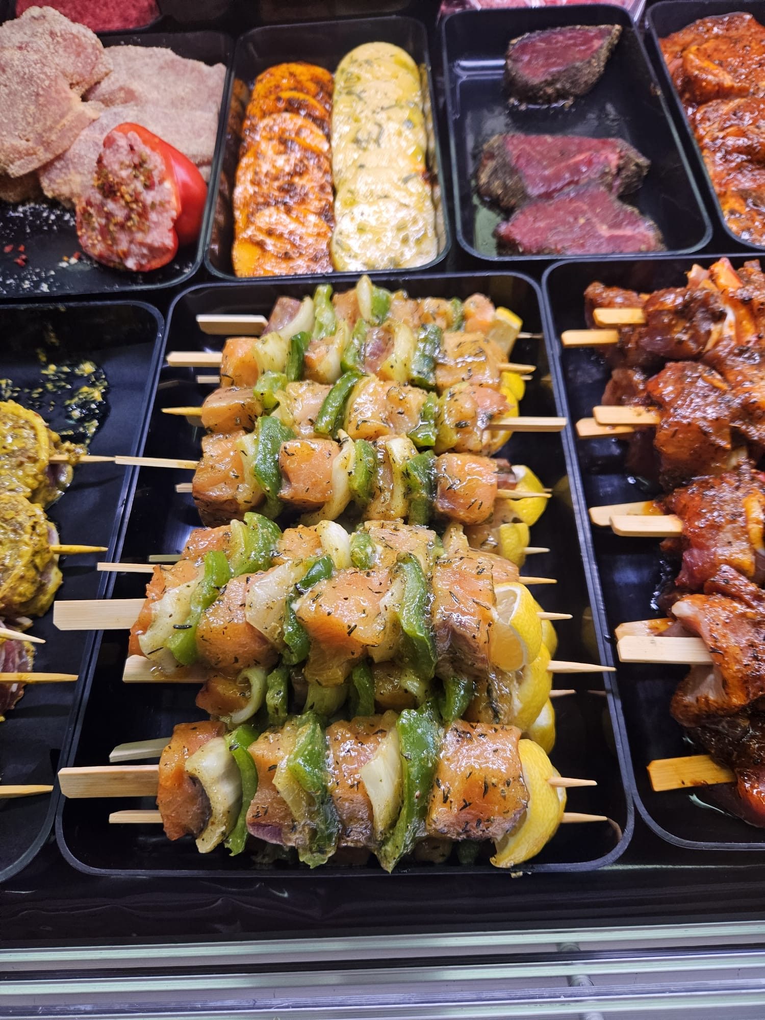 Frisch vorbereitete Grillspieße von Gröne